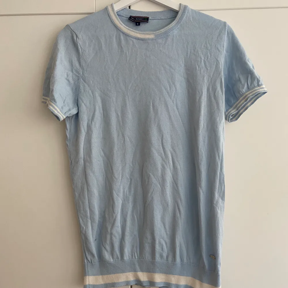 Söt blå stickad t-shirt. Köpt second hand, men ej använd av mig 💕. T-shirts.