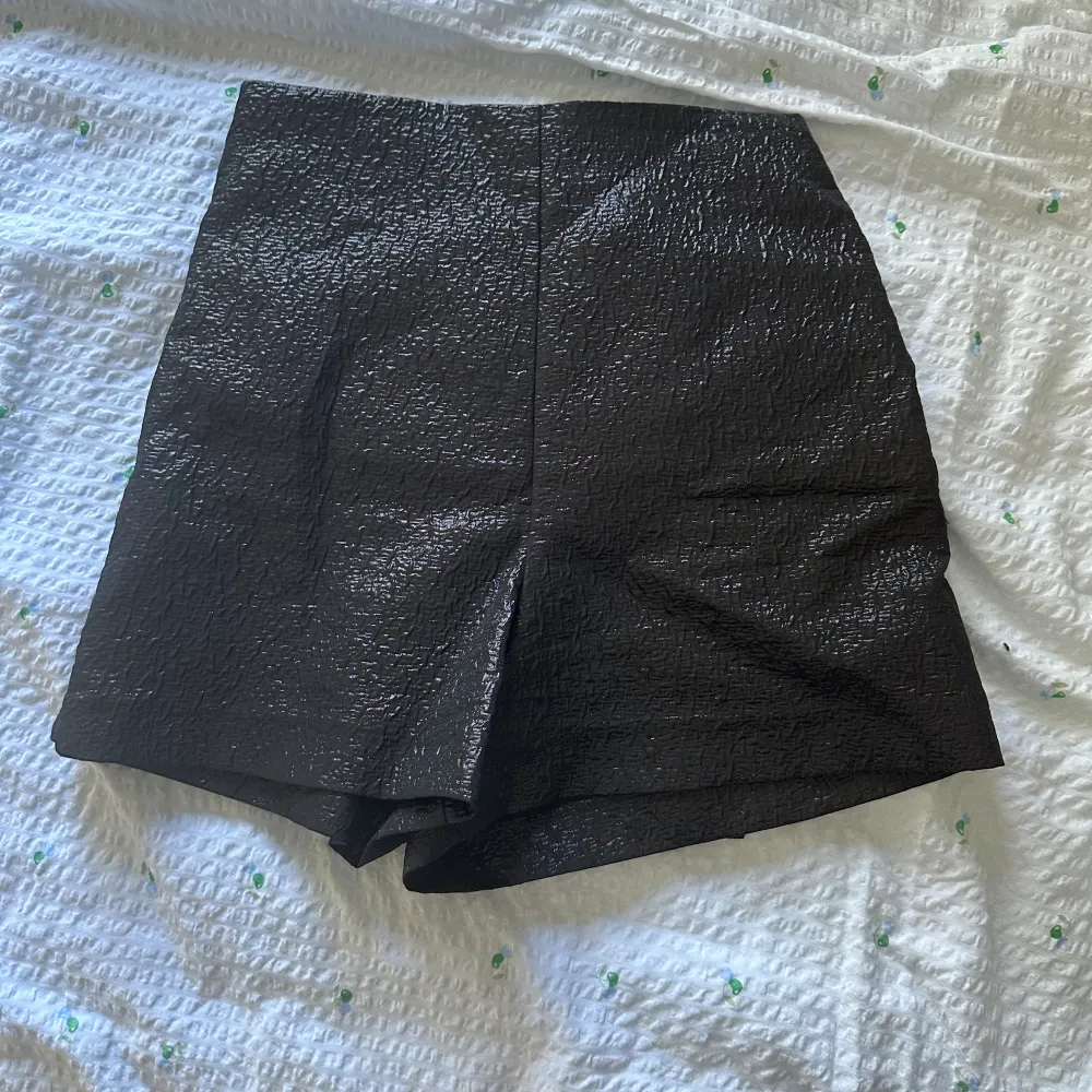 Säljer en jätte fin omlott kjol/short från zara!! Använd en gång💕för bilder på är det bara att höra av sig. Kjolar.