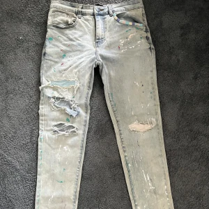 Jeans - Bra kvalitet på jeansen, unik färg kombo. Lätt att stila till sommaren.