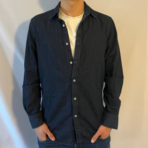 Massimo dutti skjorta - Tjena! Säljer nu denna väldigt snygga skjortan som är ifrån Massimo dutti • Skick 8/10 • Storlek M• Modellen på bilden är 184cm • Vårt pris : 449kr • Hör gärna av er via pm vid frågor eller funderingar;