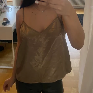 Guldig snygg topp🌼 - Köpt på second hand, men i bra skick💘