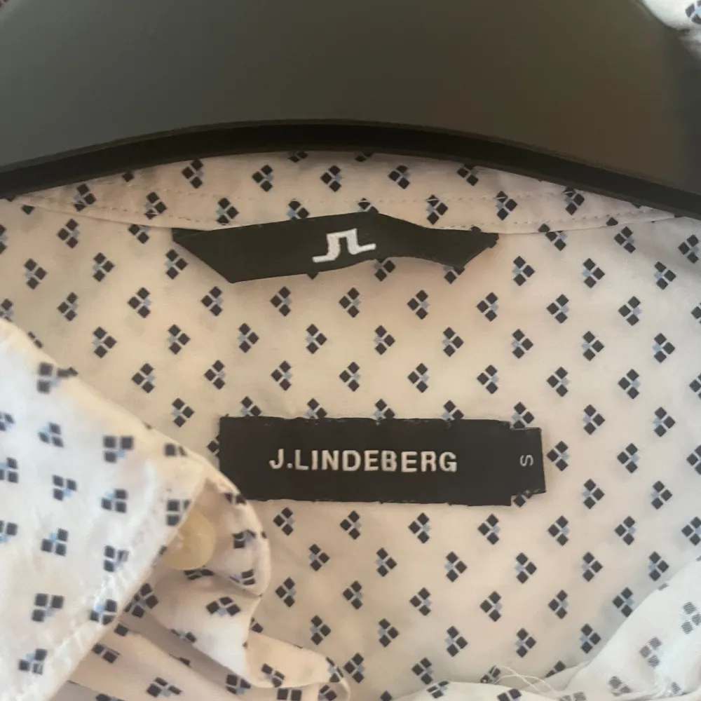 Riktigt snygg j Lindeberg skjorta perfekt nu till sommaren🙌🏻. Skjortor.
