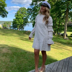 NA-KD klänning - Säljer en jättefin klänning från NA-KD. Den är perfekt som studentklänning😍😍 Den är aldrig använd