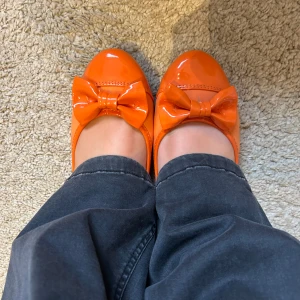 Ballerinaskor  - Såå fina ballerinaskor som tyvärr inte passar på mig :(( Storlek 40 men skulle säga att de är mer som 39! Material av äkta läder. 