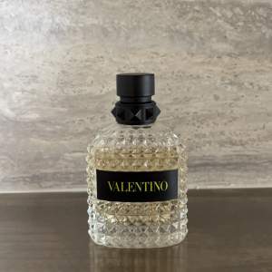 Valentino Parfym - Born In Roma Yellow Dream Uomo EdT 100 ml | En del kvar | Boxen till parfymen är dock borta, hittar den ej. | Nypris: 1300kr | Mitt pris 699kr | Vid frågor är det bara och höra sig! 🙌
