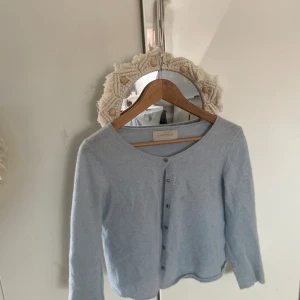 Blå söt kofta💙 - Bra skick, väldigt skönt material, baby blå. Storlek M men passar mig som är xs/s Köpte den för ca 1000kr💘💘