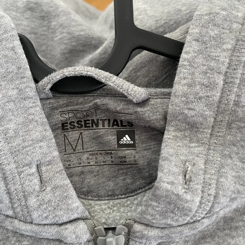 Grå adidas kofta / hoodie / zip-up i storlek M med svart logo på armen. Hoodies.