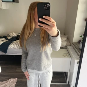Tröja från Stockh Lm - En jätte mysig tröja från stockh lm i fint skick. Näsan alldrig använd ❤️ jag är lite osäker på vilken storlek tröjan är i men jag skulle gissa att den är i xs eller s, den passar bra på mig som har xs iallafall. ❤️