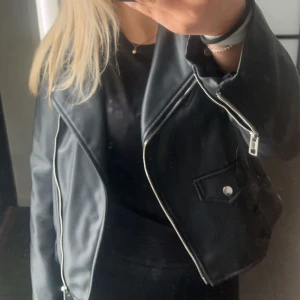 Skinnjacka  - Skinnjacka från Zara i fint skick. Inga defekter. Däremot har jag tappat bort skärpet till. Skriv innan ni köper🥰