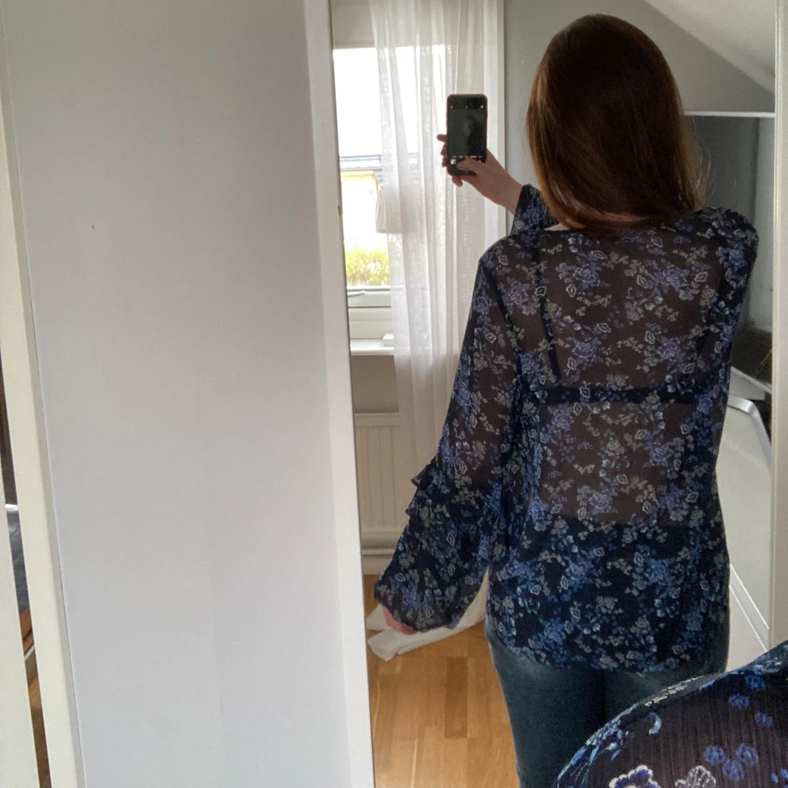 Blommig blus med volangärmar - 91