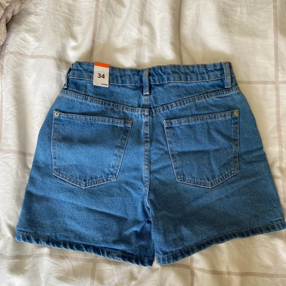 Säljer dessa så snygga jeansshorts då de är för små för mig. Lapparna är kvar och de är oanvända, köpta i polen förra sommarn💓. Shorts.