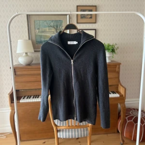 Rib Zip Cardigan - DK Grey Mel  - Skick 9/10. Använt den Max 5 ggr, finns inga defekter. En riktigt fet zip cardigan du kan göra många feta outfits av! Storlek smal , nypris 1400