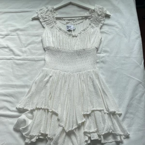 Princess polly jumpsuit - En somrig och fin jumpsuit, det är som ett linne och shorts som sitter ihop men ser mer ut som en klänning på. Nästan oanvänd. Original pris 700kr! Gratis frak.