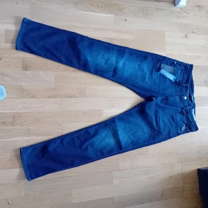 Replay jeans - Helt nya replay mörkblå i storlek  32-32. Det är riktigt mycket strech i dom så dom passar om man har en storlek större eller mindre. Kostar 1799 kr i butik och jag säljer dom för 1200kr pris kan diskuteras 