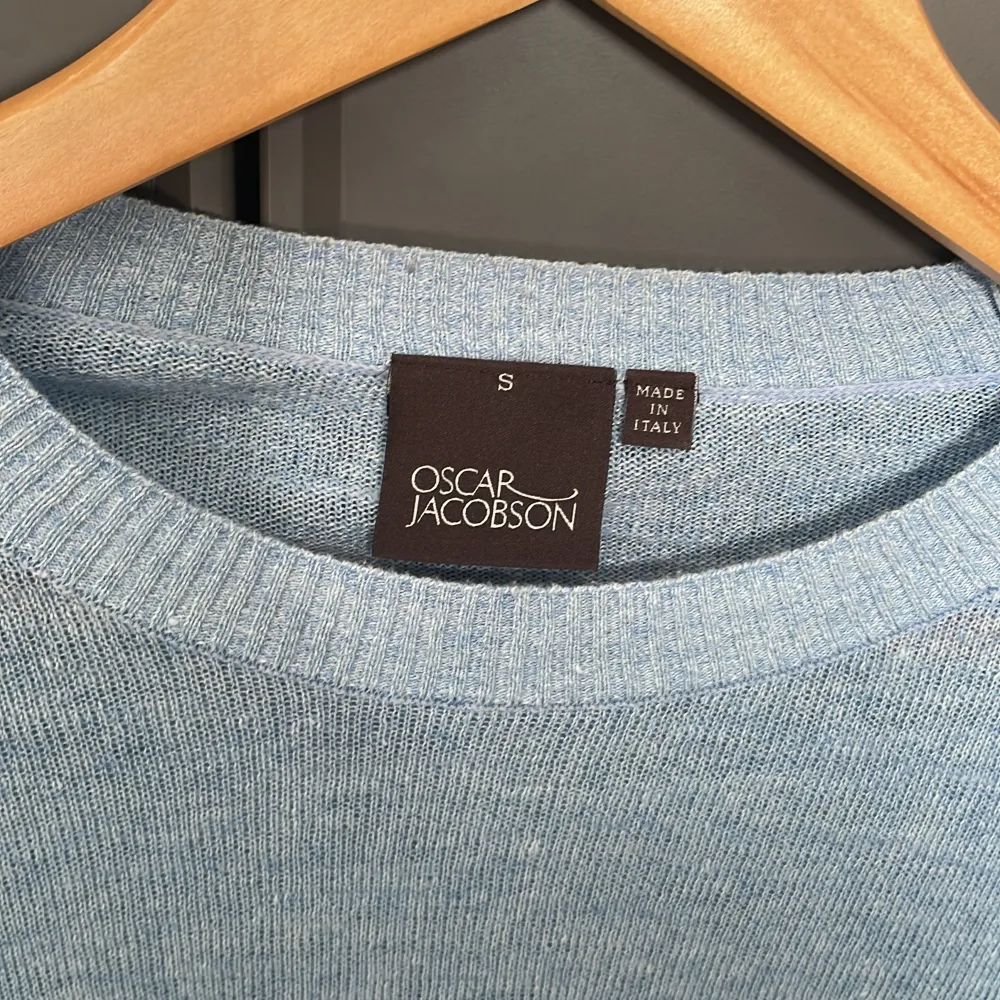 Hej hej, säljer min as snygga ljusblå tröja från Oscar Jacobsen i storlek S. Gjord i linne så as skön nu på sommaren. Köpt för 1700. Inte använt så mycket så jättebra skick, säljer därför för 750! Pris kan diskuteras vid snabb affär.. Hoodies.