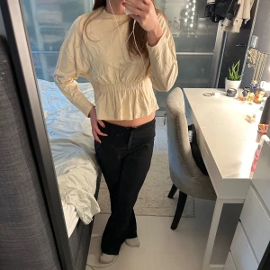 Tunn tröja - En tunnare tröja med resår vid midjan från ginatricot i storlek xxs men funkar fint dom xs/s. Knappt använd och inga tecken på användning. Säljer för 69kr.