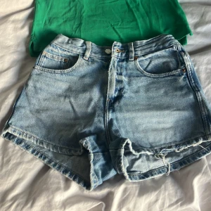 Jeans shorts - Säljer mina skitsnygga jeans shorts då de inte passar längre i midjan. Är köpta för några år sedan men har inga skråmor och är i fint skick. Perfekt nu till sommaren! Hör av dig innan köp, köparen står för frakten. 🌺🌷💗💖