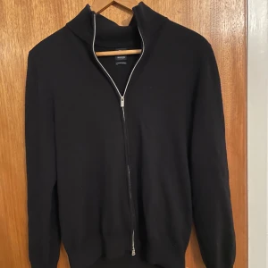 Fullzip från boggi Milano  - En fin ziptröja från italienska märket boggi Milano, tröjan är i merinoull och storleken är S men skulle nog säga att den passar dig med XS också. Nypris=1750kr Mitt pris=950kr