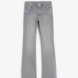 säljer dessa gråa jeans från Kappahl, de är ytterst lite uppsydda i längden❣️Säljer pågrund av ingen användning och använda ett fåtal gånger.  Köpta för 349 kr❤️
