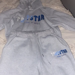 Trapstar dress tracksuit - En jätte fin trapstar dress Säljer den för behöver ej den längre  Använd 1 gång för prov testa   Byxorna 300 Tröjan 400-450