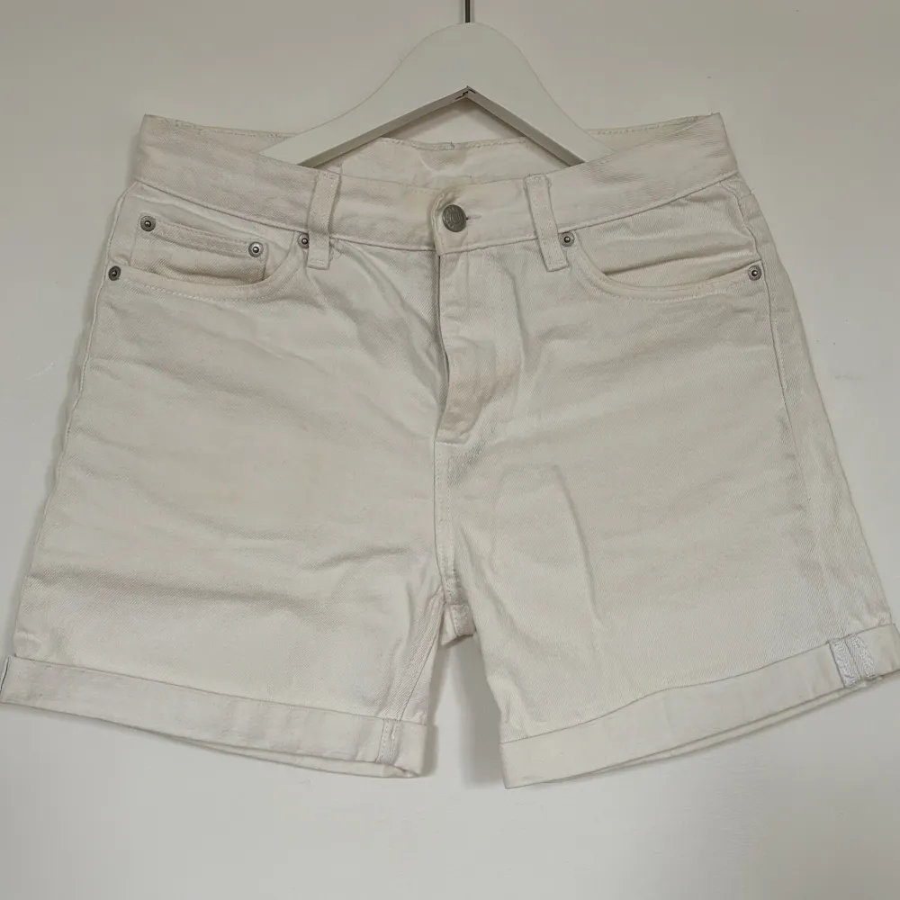Vita jeansshorts från Weekday i använt men mycket gott skick. Storlek 28. Shorts.