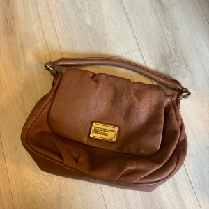Marc Jacobs väska - Säljer denna superfina marc jacobs väska då den tyvärr inte kommer till användning! Tryck gärna på köp nu och priset är diskuterbart!❤️