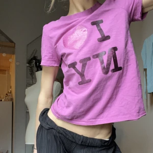 I ❤️ NY - Supersöt croppad grafisk babytee. Trycket I ❤️ NY 