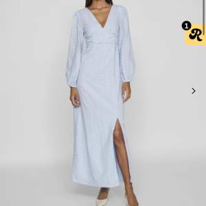 Säljer denna oanvända långklänningen från vila som är helt underbar😍☀️ Nypris 899kr