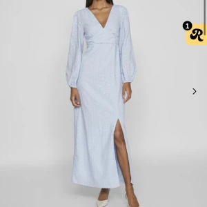 Långklänning  - Säljer denna oanvända långklänningen från vila som är helt underbar😍☀️ Nypris 899kr