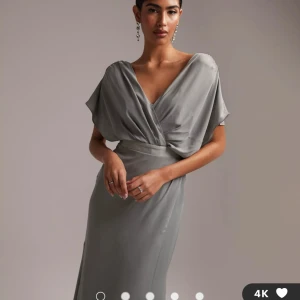 Asos balklänning  - Balklänning från Asos design. Helt ny och med alla lappar kvar! Säljer pga glömde lämna tillbaka i tid. Artikelnumret är 120828003 och nypris är 1029 kr.