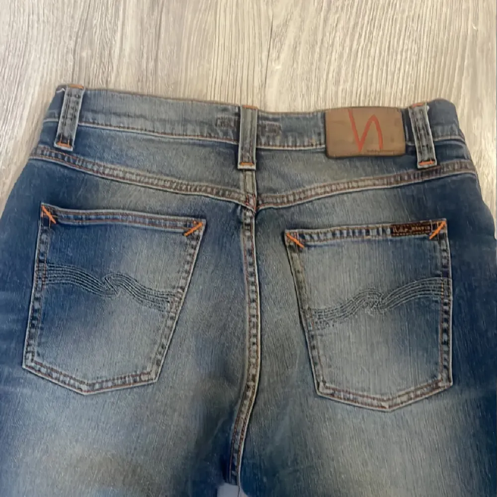 Nudie jeans storlek W27/28 L30 köpta för ca 3månader sen knappt använda, nypris 1900kr mitt pris 1200kr, priset kan sänkas vid snabb affär . Jeans & Byxor.