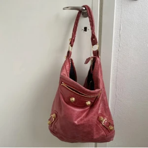 Balenciaga day bag - Säljer denna otroliga balenciaga väskan som jag älskar!! Köp för minst 4000kr❤️❤️
