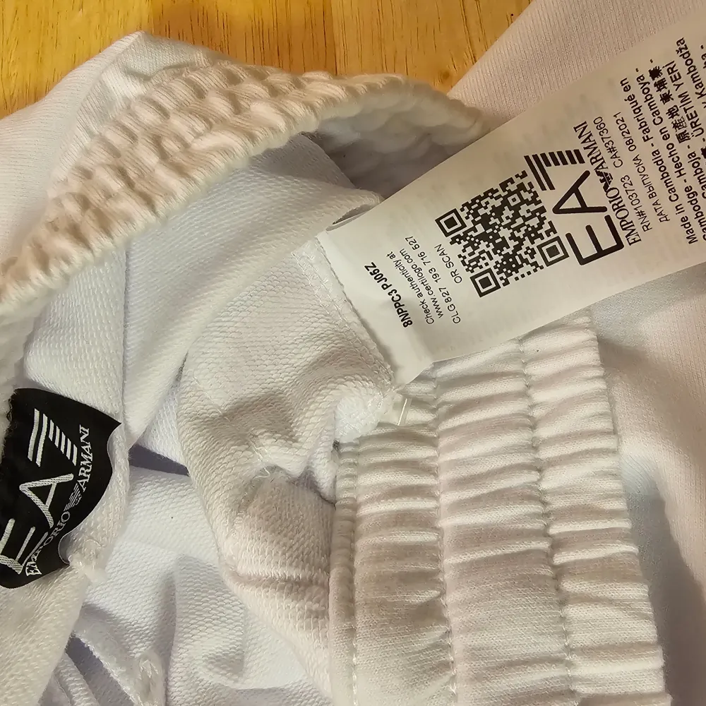 Riktigt vita fräscha byxor från Emporio Armani EA7. Dom är endast testade och bara legat kvar i garderoben. Två sidofickor, en ficka bak.. Jeans & Byxor.