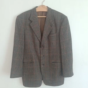 Oscar Jacobson Kavaj Tweed - Superfin oversized kostym från Oscar Jacobson i mustig färg.  Skulle säga strl typ M/L eller 50-54-någonstans.  Skriv för mer information, bilder, mått etc. Tack!