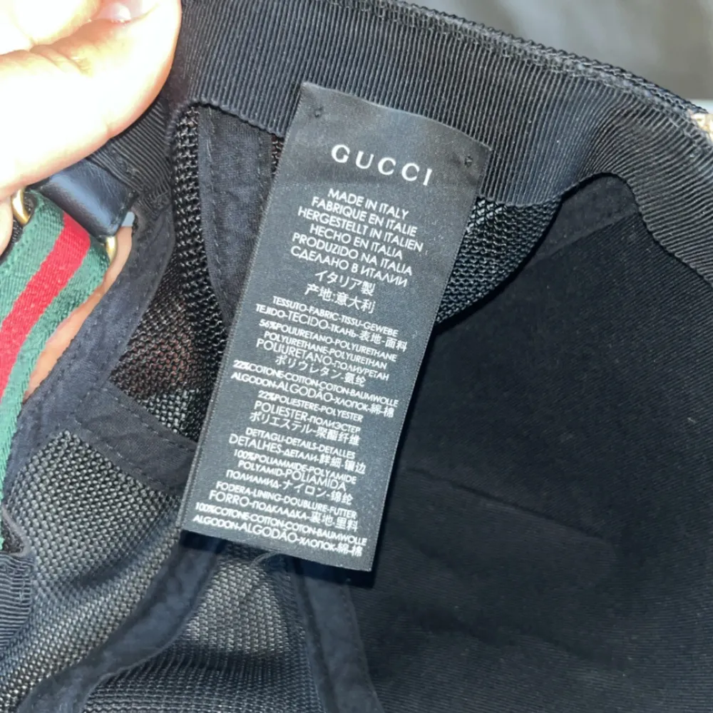 Gucci keps, äkta, storlek M men passar allt för du kan ändra där bak. Följer med tygpåse från gucci. Accessoarer.