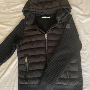 Moncler cardigan jacka - Bra skick. Ser att den e lite använd men allt ser bra ut. Avtagbar luva. Storlek s men passar även m S/m