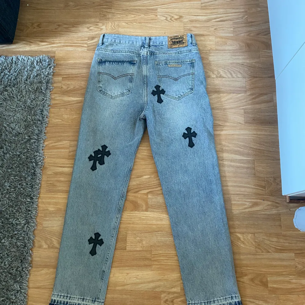 Säljer ett par Chrome hearts jeans i väldigt bra skick.  Dem är storlek 32. Jeans & Byxor.
