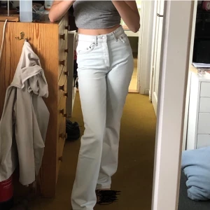 Vita jeans - Mina gamla favoritbyxor har blivit för små, ett par vita jeans med orange söm (så snyggt) i bra skick, från Zara. Finns lite fläckar längst ner på ena byxbenets baksida men går nog ta bort om man försöker:) Skriv för bilder/ frågor/pruta!