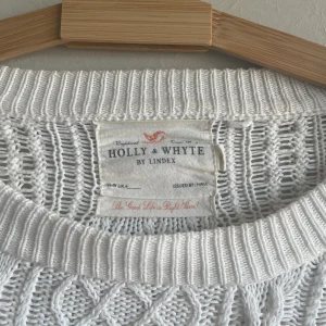 Boatneck tröja - Sjukt fin boatnecktröja från Holly&Whyte by Lindex! Den är genomskinlig, tunt stickad! Perfekt att ha över bikini på sommaren! Den är i storlek M men passar S-L beroende på vilken passform man vill ha 💕🫶