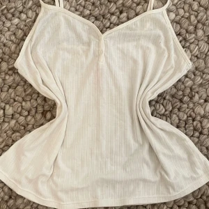 Vitt linne  - Vitt linne med knappar 🌸 hör av dig om du är intresserad 🙏🏻