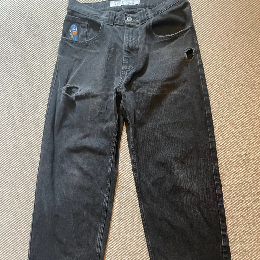 Polar 93 denim jeans i mycket använt skick. Obs mellanstort hål inuti vänster ficka. Pris kan diskuteras!. Jeans & Byxor.