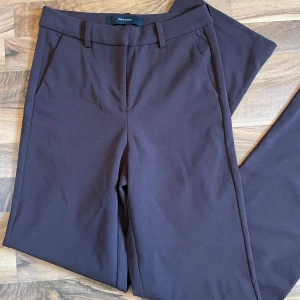 bruna kostymbyxor  - bruna kostymbyxor från vero moda. storlek xs/32. har inte använts mycket så är i väldigt bra skick! hör av dig vid frågor (: 