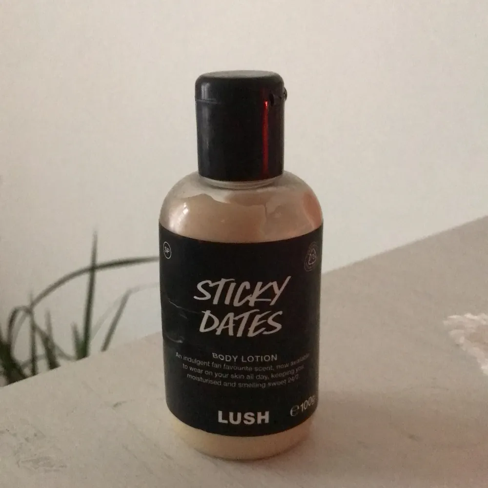 Här är en limited edition body lotion från Lush som jag köpte för ett tag sedan men inte använt så mycket. Den är tillräckligt slut på lush eftersom den är limited edition. Kommer inte ihåg hur mycket jag köpte den för men säljer för 150kr. Skönhet.