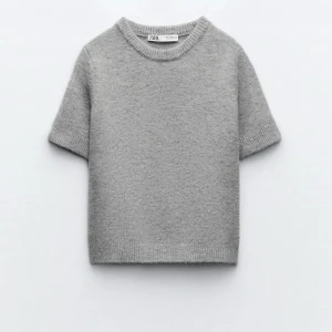Grå stickad tröja från Zara - Säljer en superfin grå stickad tröja från Zara. Den är kortärmad och har en normal passform. Perfekt för både vår och höst! Tröjan är i nyskick och väldigt mjuk och bekväm. Passar till både jeans och kjol. 🌟
