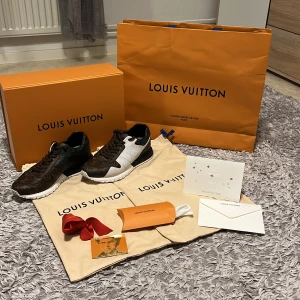 Louis Vuitton trainers - Skorna är i 10/10 skick , pris kan diskuteras, skorna är garanterat äkta, har ingen användning av dem för dem är små , riktigt feta skor som har blivit ganska små , skorna har används max 3-4 gånger, tagit väl hand om dem, skriv för minsta lilla fund