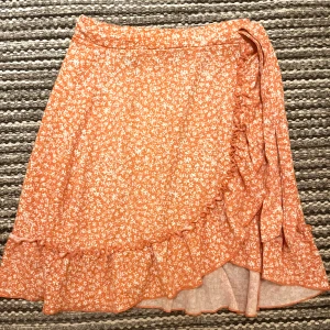 Söt orange kort kjol - Jättesöt kort kjol som passar jätte fint till kanske ett linne eller en hoodie. Jätte bra kvalite