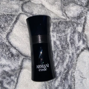 Armani Code parfym - Armani Code 50ml parfym, i princip oanvänd 3-4 sprays max. Helt ny, pris kan diskuteras.