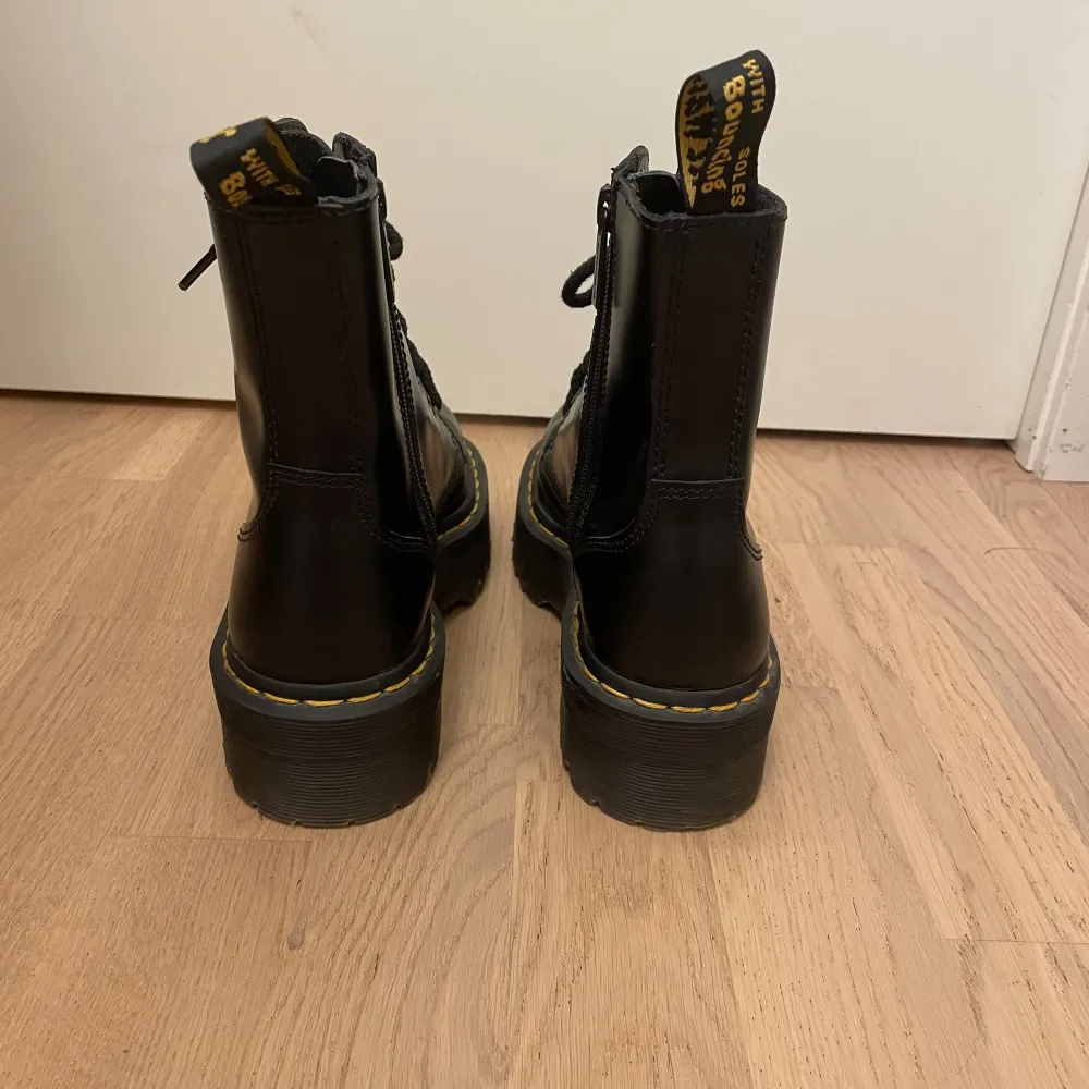 Jätte fina Dr. Martens men tyvärr passade de inte mig så bra. Har använt 1-3 gånger. Skor.