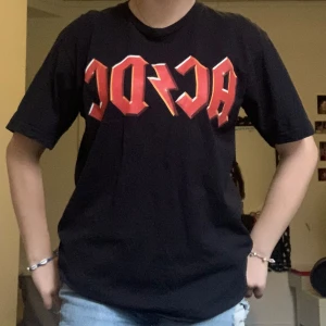 Svart AC/DC T-shirt - En svart AC/DC t-shirt i bra skick, storlek M ❤️🖤