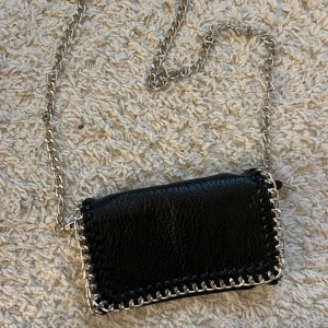 tiamo väska  - tiamo väska i fint skick, handväska i minsta storleken, finns fack och dragkedja, 249kr 